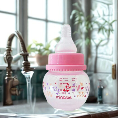 Biberon mimi dans cuisine