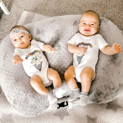 Coussin allaitement duo bebe allonger sur coussin