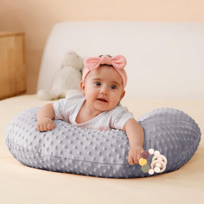 coussin d'allaitement maryse bébé sur coussin