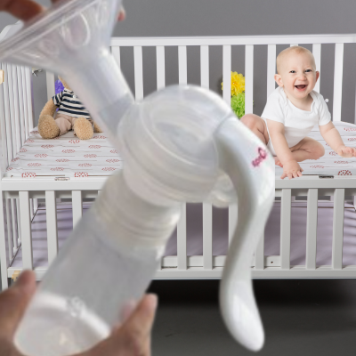 tire lait-manuel-bébé dans son berceau