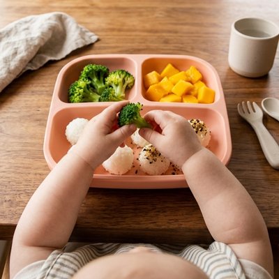 Assiette bébé ventouse enfant assise devans son repas