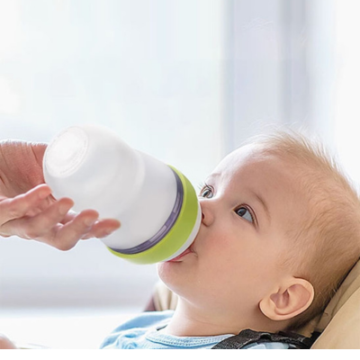 Biberon anis bébé regarde sa maman