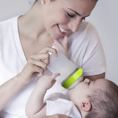 Biberon anis, maman sourit à son bébé