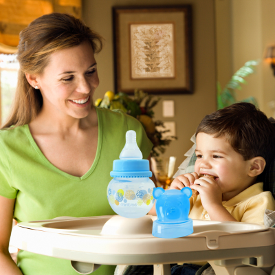 Biberon azura maman regarde son enfant manger