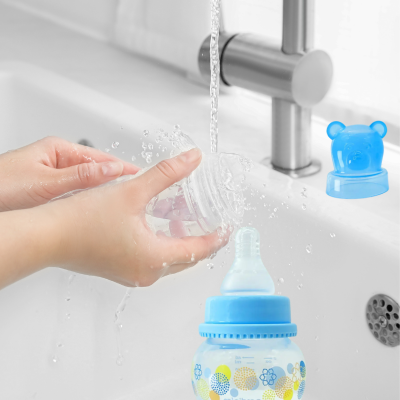 Biberon azura maman nettoie biberon Ă  l'eau
