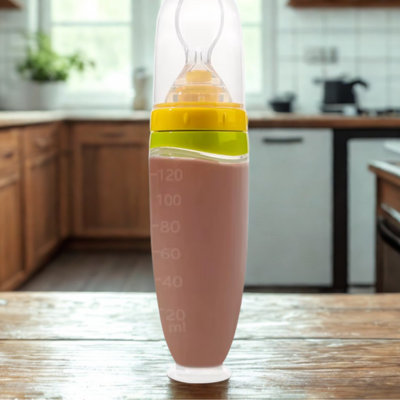 biberon cuillere 2 en 1 nomade dans cuisine