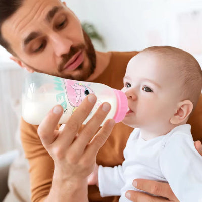 Biberon kartoum papa donne son biberon à bébé