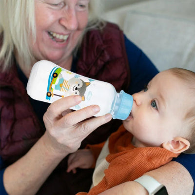 Biberon kartoum maman prend plaisir Ă  donner son biberon