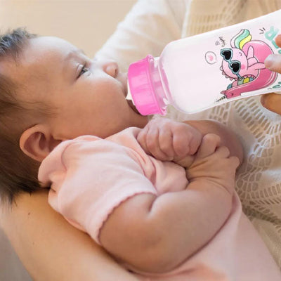 Biberon kartoum maman nourrie son bébé