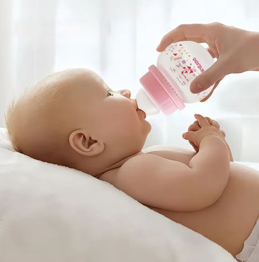 Biberon, maman nourrie son bébé