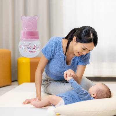 Biberon mimi maman joue avec son bébé