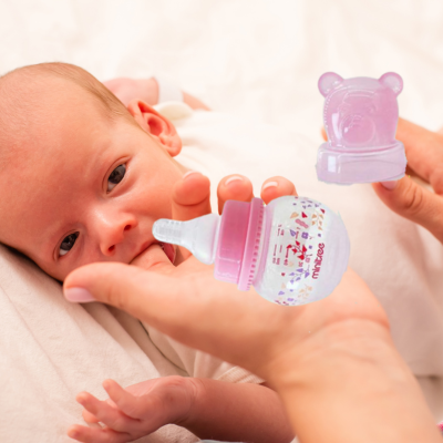 Biberon maman donne le repas