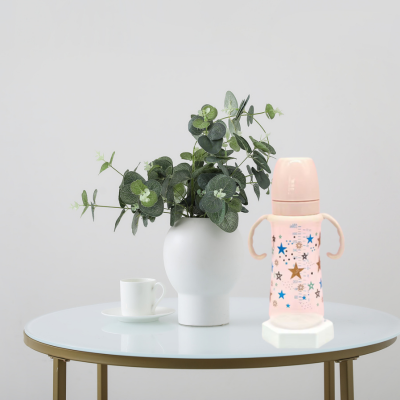 biberon nova avec un vase sur la table