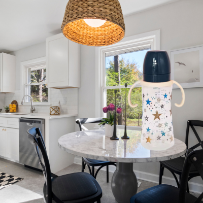 biberon nova presente sur table cuisine