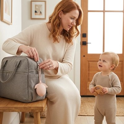 Boite a tetine accrocher au sac de maman