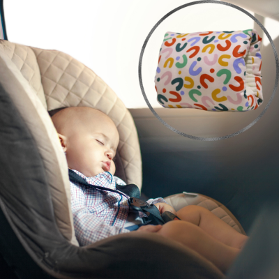 Bébé qui dort dans son siÚge auto-présente dans un encart coussin allaitement bariolé