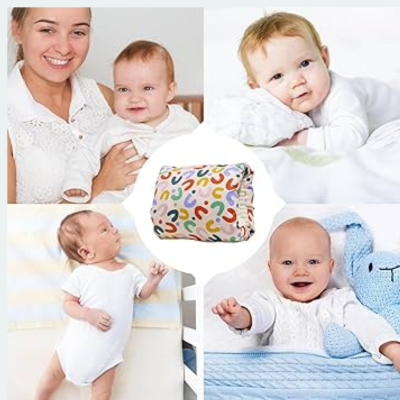 Ensemble de bébé souriant et coussin allaitement bariolé mis en avant au centre