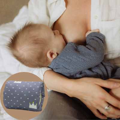 La maman qui donne le sein à son bébé avec le coussin allaitement