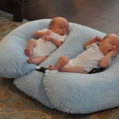les jumeaux dors dans Coussin allaitement