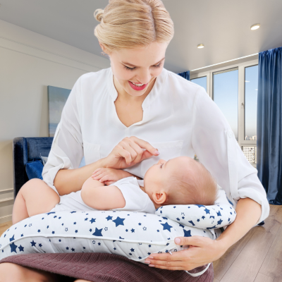 Coussin-d-allaitement-Star-maman-joue-avec-son-enfant
