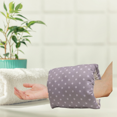 Coussin d-allaitement astre dans son bras poser sur table