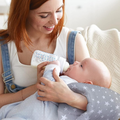coussin d allaitement astre maman nourrie son enfant au biberon