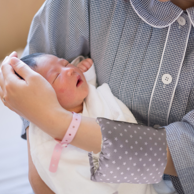 Aux maternités avec coussin d-allaitement astre maman porte son bébé