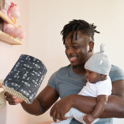 Papa et trĂšs content du coussin d'allaitement brassard