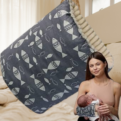 Maman qui nourrie au sein avec son coussin d'allaitement brassard