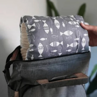 Coussin d'allaitement brassard dans sac Ă  langer grise