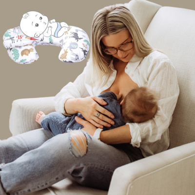 Coussin d'allaitement foret maman dans son fauteuil qui donne son sein à son enfant