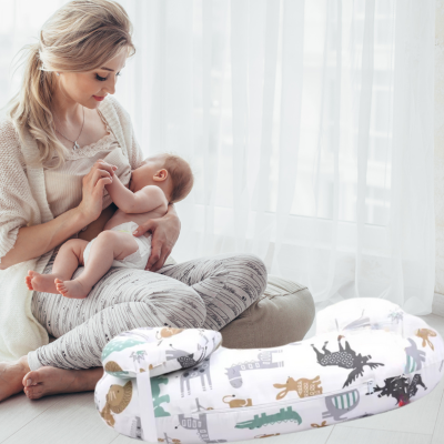 Maman qui donne son sein présenté avec coussin d'allaitement foret