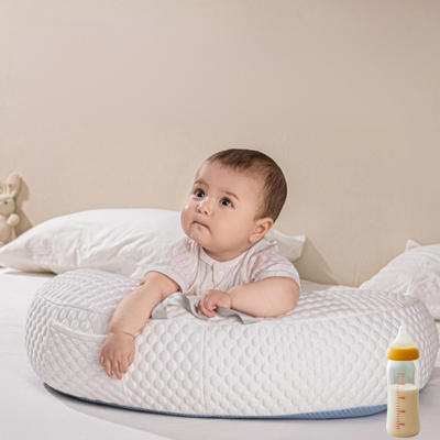 coussin d allaitement lune douce bebe sur lit