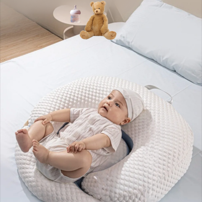 coussin d allaitement lune douce bebe sur son coussin