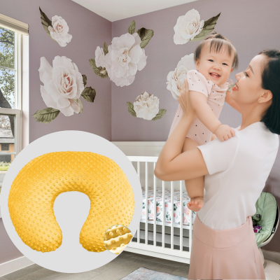 coussin d'allaitement maryse maman tient bébé