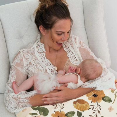 coussin d'allaitement oural maman bébé au sein