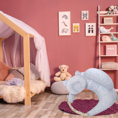 coussin d'allaitement dans chambre bébé