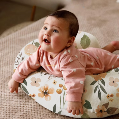 coussin d'allaitement bébé détendu sur le coussin