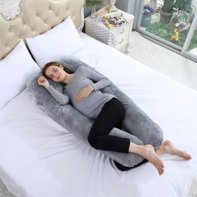 Bien caler dans son coussin de grossesse gris perlé maman qui dort