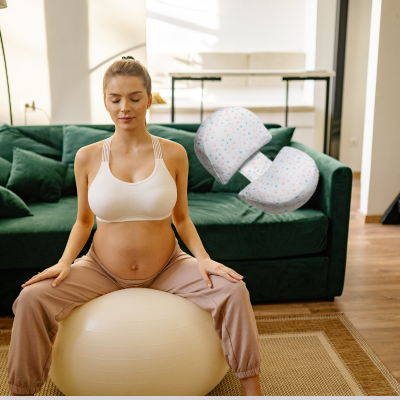 Maman enceinte qui est assis sur son ballon dans le salon.