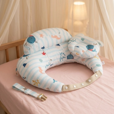 coussin d'allaitement poser dans lit maman