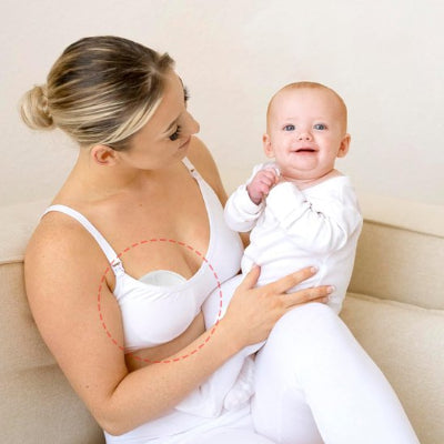 Coussinets d allaitement maman assie dans son fauteuil