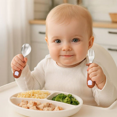 Couvert pour bebe tout content devant son assiette