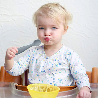 Cuillere bebe qui boude devant son bol