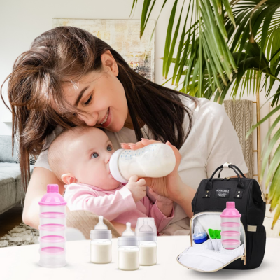 doseur de laite calice bébé boit son lait