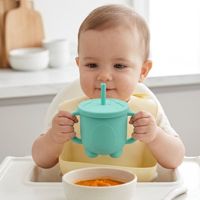 Gobelet bebe enfant qui regarde son verre