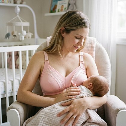 Soutien gorge allaitement maman nourrit son petit