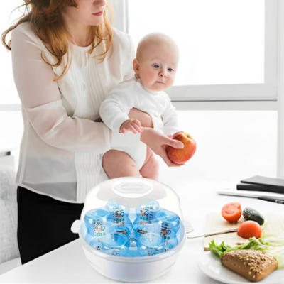 sterilisateur biberon selecto maman avec bébé devant son appareil