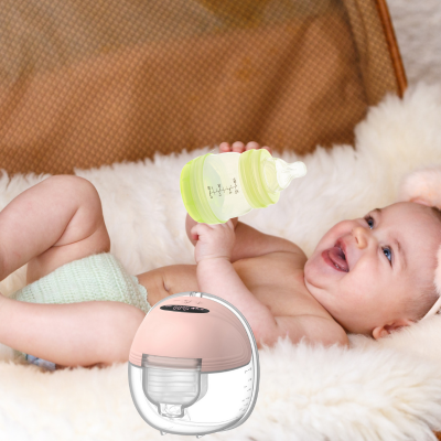 tire-lait électrique bébé tient son biberon