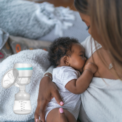 Tire lait électrique bicolore ciel, maman allaite bébé